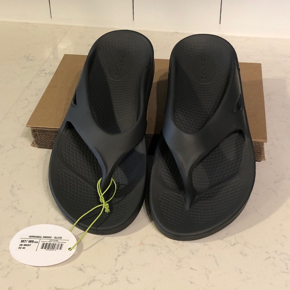 Never been worn, unisex OOFOS